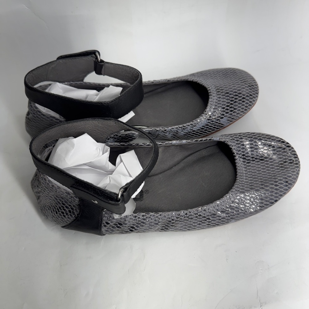 Tsubo Gylda snake print leather ankle strap shoes women 7 US